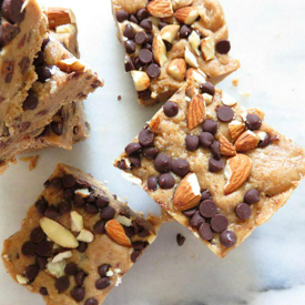 รูปภาพหน้าปกบทความ:'No Bake Almond Butter Blondies' บลอนดี้เนยอัลมอนด์ ไม่ต้องใช้เตาอบ