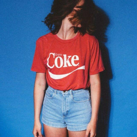 รูปภาพหน้าปกบทความ:25 ไอเดียมิกซ์แอนด์แมทช์ เสื้อโลโก้ Coca-Cola สวย ชิค โดน >///<