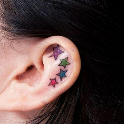 รูปภาพหน้าปกบทความ:แฟชั่น 'ear tattoo' ไอเดียรอยสักที่ใบหู ที่ยิ่งดูก็ยิ่งเด่น!!