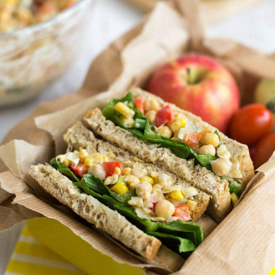 รูปภาพหน้าปกบทความ:Chickpea Salad Sandwiches เมนูแซนด์วิชอร่อยง่าย ใช้เวลาทำแค่แป๊บเดียว