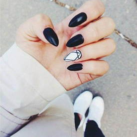 รูปภาพหน้าปกบทความ:"Classy Black Nail" ไอเดียแต่งเล็บสวยที่ถูกออกแบบมาเพื่อสาวสุด Hot! 