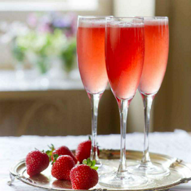 รูปภาพหน้าปกบทความ:Strawberry Champagne Cocktail เมนูค็อกเทลอร่อยฟิน สดชื่นซาบซ่าจับใจ