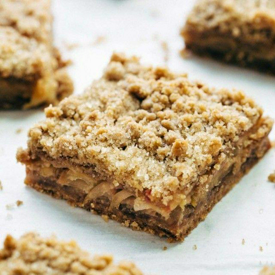 รูปภาพหน้าปกบทความ:'Caramel Apple Crisp Bars' แอปเปิ้ลคาราเมลอบกรอบ อร่อยสุดฟิน ชิ้นเดียวไม่เคยพอ