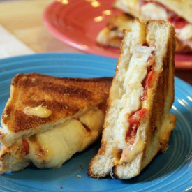 รูปภาพหน้าปกบทความ:Tomato Grilled Cheese แซนด์วิชไส้ชีสย่าง แสนอร่อย ทำง่ายๆ แถมยังอิ่มสบายท้อง