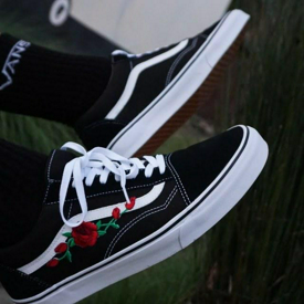 รูปภาพหน้าปกบทความ:ส่องแฟชั่น สายฝ รองเท้า Vans Old Skool ติด Rose Patch เก๋ๆ ชิค ไม่ซ้ำใคร