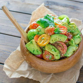 รูปภาพหน้าปกบทความ:Tomato Avocado Salad เมนูสลัดมะเขือเทศอโวคาโด อร่อยง่ายๆ อิ่มสบายท้อง กินแล้วผอม