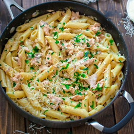 รูปภาพหน้าปกบทความ:Creamy Salmon Penne เมนูพาสต้าแซลมอนสุดฟิน รับประกันอร่อยเพลินเกินห้ามใจชัวร์