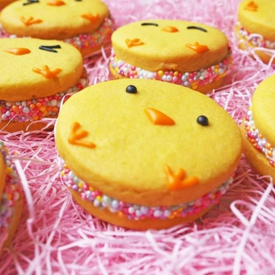 รูปภาพหน้าปกบทความ:Cute Chick Sandwich Cookies คุกกี้แซนด์วิชลูกเจี๊ยบน้อย มุ้งมิ้งฟรุ้งฟริ้งจนแทบไม่กล้ากิน!!