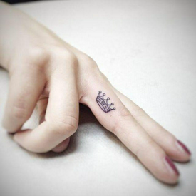 รูปภาพหน้าปกบทความ:20 ไอเดีย 'Finger Tattoo' รอยสักนิ้วสวยจิ๋ว สุดคิ้วท์น่ารักในสไตล์ผู้ญิ๋งผู้หญิง