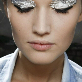 รูปภาพหน้าปกบทความ:20 ไอเดียแต่งหน้า "Crazy Silver Makeup" สีเงินวิบวับสุดล้ำ มาเพิ่มประกายสวยให้ใบหน้ากันเถอะ!