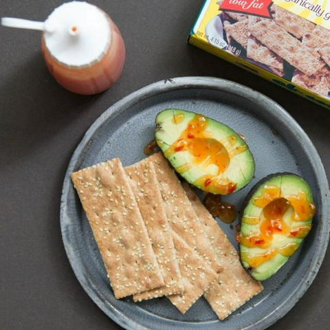 รูปภาพหน้าปกบทความ:Avocado Snack with Chili Sauce and Crackers อโวคาโดราดซอสเผ็ดและแครกเกอร์ ไขมันต่ำ