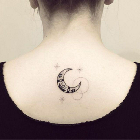 รูปภาพหน้าปกบทความ:ไอเดีย 'Moon Tattoos รอยสักพระจันทร์' สุดอาร์ต สวยเก๋สไตล์ผู้หญิง