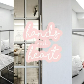 รูปภาพหน้าปกบทความ:นั่งจิบกาแฟชิลล์ๆ ที่คาเฟ่ทองหล่อสุดมินิมอล 'Hands and Heart' คาเฟ่ดีๆ ที่ไม่ควรพลาด