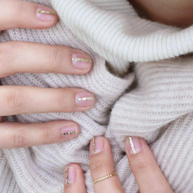 รูปภาพหน้าปกบทความ:DIY Gold Striped Nails ไอเดียทำเล็บสีทองสุดเจ๋ง สวยหรูแบบไม่ซ้ำใคร