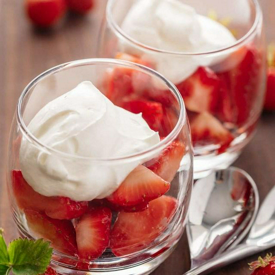 รูปภาพหน้าปกบทความ:ชวนมาทำของหวานง่ายๆ 'Strawberries Romanoff' 