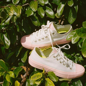 รูปภาพหน้าปกบทความ:มาดู 'ผ้าใบสุดคูล' สำหรับสาวเท่ Converse Collection 2017