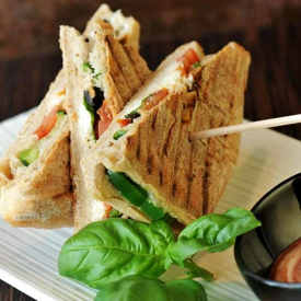 รูปภาพหน้าปกบทความ:Grilled Veggie and Cream Cheese Sandwich แซนด์วิชไส้ผักย่างครีมชีส แคลอรี่ต่ำ!