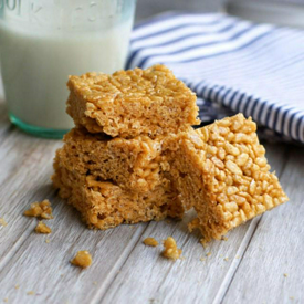 รูปภาพหน้าปกบทความ:Peanut Butter Coconut Crispies สูตรขนมข้าวพองเนยถั่วหน้ามะพร้าวขูด หอมมัน กรอบอร่อย!