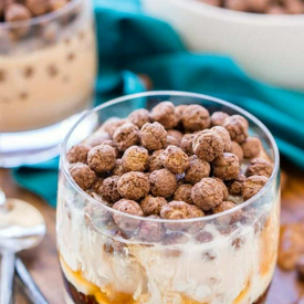 รูปภาพหน้าปกบทความ: Cocoa Puffs White Russian ค็อกเทลเคี้ยวได้ อร่อยกรุบกรอบเต็มรสโกโก้