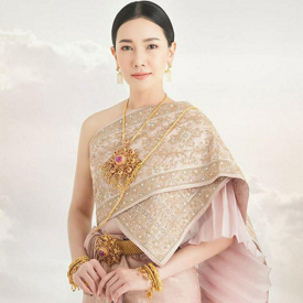 รูปภาพหน้าปกบทความ:ชวนชม '8 ชุดไทยพระราชนิยม' งดงามด้วยเอกลักษณ์ของผ้าไทย