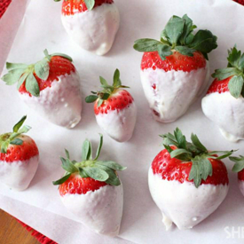 รูปภาพหน้าปกบทความ:Frozen Honey Greek Yogurt Dipped Strawberries สตรอว์เบอร์รี่จุ่มโยเกิร์ตน้ำผึ้ง อร่อยและผอม