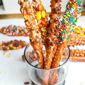 รูปภาพหน้าปกบทความ:Loaded Caramel Dipped Pretzel Rods ขนมเพรทเซลชุบคาราเมล กรุบกรอบจนลืมแคลอรี่