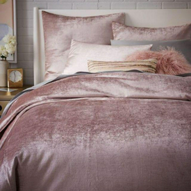 รูปภาพหน้าปกบทความ:เติมแต่งห้องนอนให้มีกิมมิค ด้วยไอเดีย "Velvet Bedroom Decor" ทั้งสวยและเก๋เวอร์ 