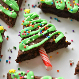 รูปภาพหน้าปกบทความ:Easy Christmas Tree Brownies ขนมบราวนี่ต้นคริสต์มาส น่ารักฟรุ้งฟริ้งสีสันสดใส