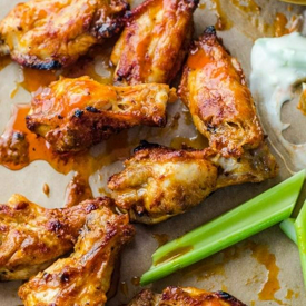 รูปภาพหน้าปกบทความ:มาทำ ปีกไก่อบซอสรสแซ่บ เผ็ดอร่อย (Buffalo Chicken Wings) ในสุดสัปดาห์นี้กันเถอะ!!