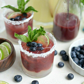 รูปภาพหน้าปกบทความ:Blueberry Margaritas เครื่องดื่มค็อกเทลสุดฟิน ดื่มอร่อยแบบเริ่ดๆ ไม่ต้องซ้ำใคร 😚🍹