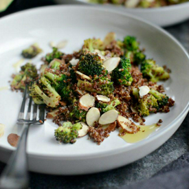 รูปภาพหน้าปกบทความ:Easy Lemon Broccoli Almond Quinoa สูตรข้าวควินัวรสเด็ด รีบกินสิคะจะรออะไร 😚💘