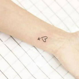 รูปภาพหน้าปกบทความ:30 ไอเดียรอยสัก  mini heart tattoo สักตรงไหนก็น่ารัก 