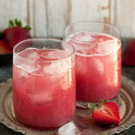 รูปภาพหน้าปกบทความ:Coconut Water & Muddled Strawberry Cocktai สูตรค็อกเทลสตรอว์เบอร์รี่ เหมาะสำหรับวันวาเลนไทน์ 💘