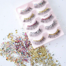 รูปภาพหน้าปกบทความ:DIY Confetti Lashes ไอเดียขนตาปลอมสุดฟรุ้งฟริ้ง ความสวยง่ายๆ ฉบับราคาถูก 😆👍