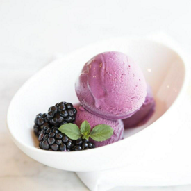 รูปภาพหน้าปกบทความ:สดชื่นแคลอรี่ต่ำ! Blackberry Frozen Yogurt ไอศกรีมโยเกิร์ตแบล็คเบอร์รี่ สุดง่าย ใครก็ทำเป็น