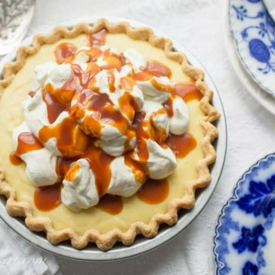 รูปภาพหน้าปกบทความ:Vanilla Cream Caramel Pie พายวานิลลาราดซอสคาราเมล รสเข้มอร่อยเต็มๆ คำ