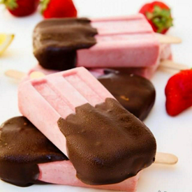 รูปภาพหน้าปกบทความ:สูตร Strawberries and Cream Choco Pops ไอติมแท่งสตรอว์เบอร์รี่ อร่อยง่ายแบบไม่อ้วน