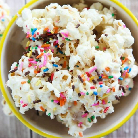 รูปภาพหน้าปกบทความ:Birthday Cake Popcorn สูตรป๊อปคอร์นรสหวานมัน กินเพลินจนไม่อยากแบ่งใคร 