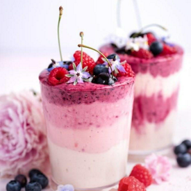 รูปภาพหน้าปกบทความ:Layered Berry Ombre Smoothie  สูตรสมูทตี้หวานเย็นชื่นใจ หน้าตาสวยจนแทบไม่กล้าดื่ม 