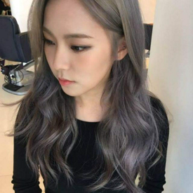 รูปภาพหน้าปกบทความ:ปังสุด! ส่องไอเดียสีผม "Lavender Ash Brown" ผมสีน้ำตาลหม่นประกายม่วง แซ่บจริง