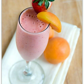 รูปภาพหน้าปกบทความ:สมูทตี้สองสหาย 'Apricot Strawberry Smoothie' สไตล์เฮลตี้ เอาใจสาวรักสุขภาพ 