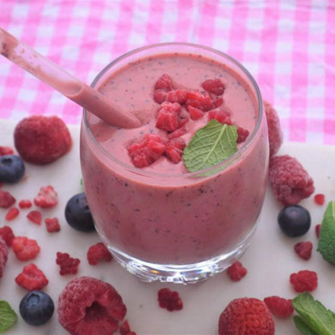 รูปภาพหน้าปกบทความ:FROZEN BERRY AVOCADO SMOOTHIE สูตรสมูทตี้เบอร์รี่หวานหอม ดื่มเพลินๆ แบบฟินถึงใจ