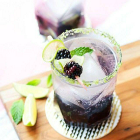 รูปภาพหน้าปกบทความ:สูตรเครื่องดื่มค็อกเทล Blackberry Ginger Smash