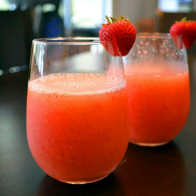 รูปภาพหน้าปกบทความ:Strawberry Margaritas สูตรค็อกเทลทำง่าย สีสวยดื่มได้ไม่รู้เบื่อ