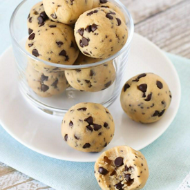 รูปภาพหน้าปกบทความ:Chocolate Chip Cheesecake Bites สูตรคุกกี้บอล อร่อยใหญ่ถึงรสช็อกโกแลตชิพ