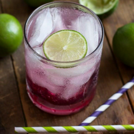 รูปภาพหน้าปกบทความ:Blackberry gin rickey สูตรค็อกเทลแบล็คเบอร์รี่ชื่นใจ ดื่มเท่าไหร่ก็ไม่มีเบื่อ