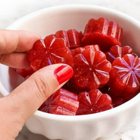 รูปภาพหน้าปกบทความ:Homemade Sour Strawberry Gummies สูตรเยลลี่สตรอว์เบอร์รี่เคี้ยวหนึบ ทำเองก็ได้