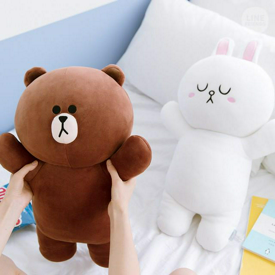 รูปภาพหน้าปกบทความ:ฮักกันจะได้มั้ย! Hug Me Pillow Cushion ตุ๊กตาหมีบราวน์ & โคนี่ ตัวนุ่มน่ากอด จาก Line Friends