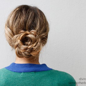 รูปภาพหน้าปกบทความ:วิธีขดผมเปียให้เป็นดอกไม้ 'Flower hair bun' ผมบันชิคๆ ทำง่าย