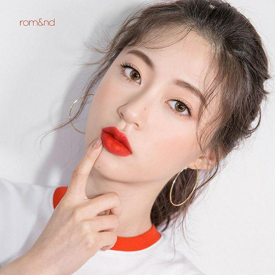 รูปภาพหน้าปกบทความ:💋 ลิปแบรนด์ดังที่น่าจับตามอง 'rom&nd lip driver' 5 เฉด สีสวย ติดทน กลบปากคล้ำได้มิด 